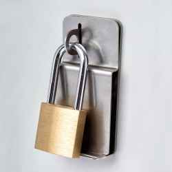 Steel padlock closure for polyester boxes